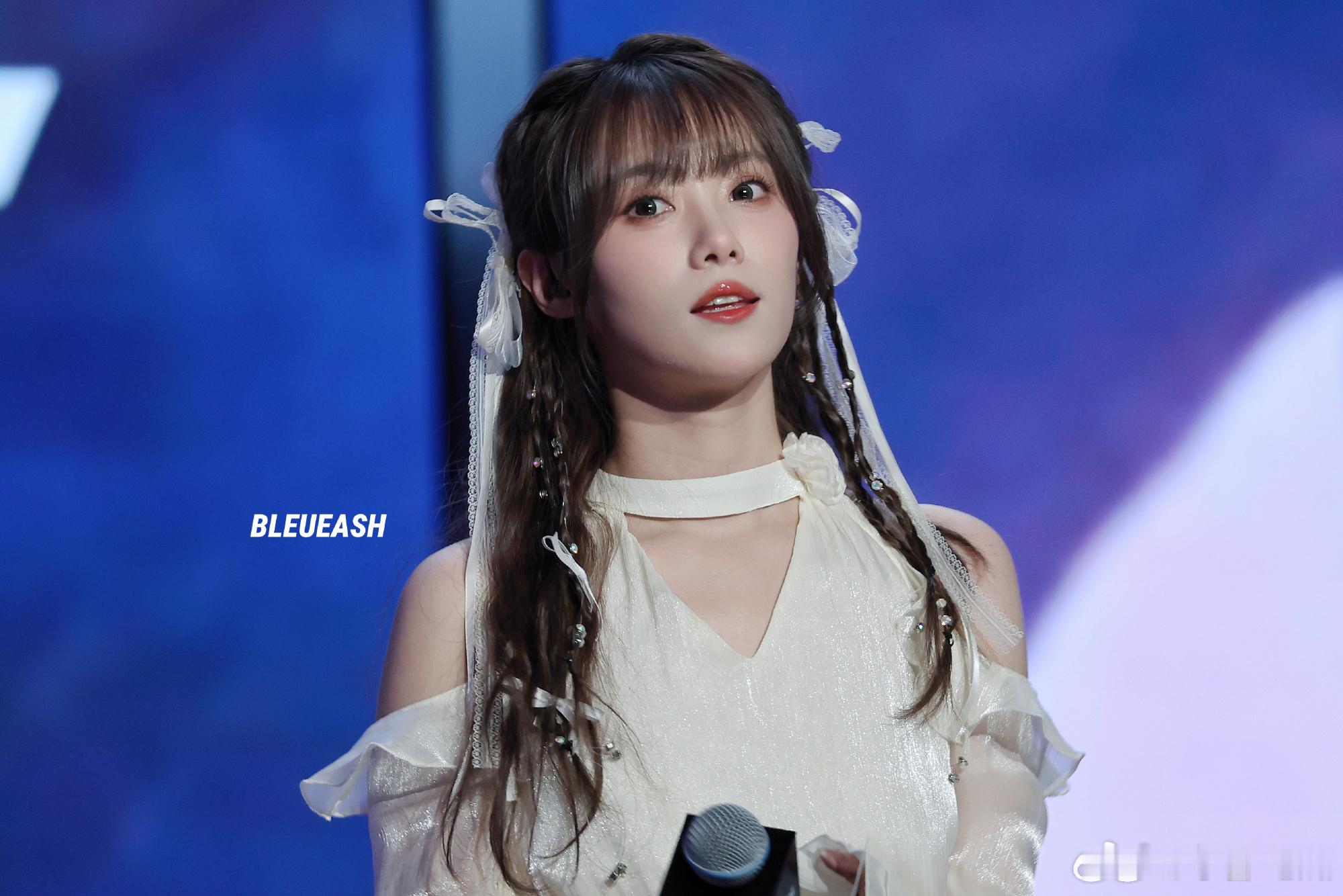 LPL女主持人小钰晒照：夏天波光粼粼的材质增加一点清凉感~2025LPL英雄联盟