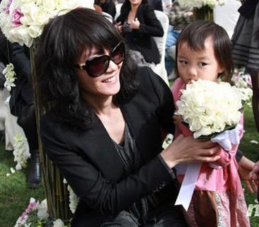 李嫣跟着妈妈闻花香，跟着爸爸戴墨镜扮酷。爸爸带娃和妈妈带娃方式不同，但爱是一样的