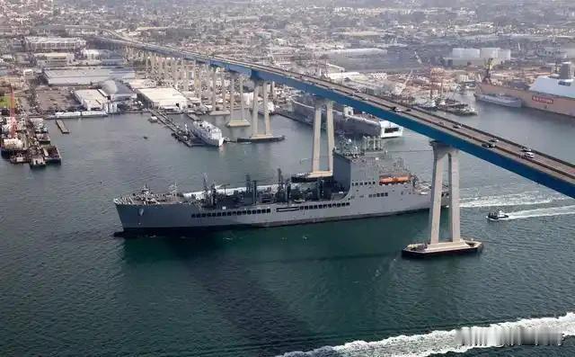 约翰·刘易斯级舰队油料补给舰是美国海军最新一级的后勤保障补给舰艇。该级舰由通用动