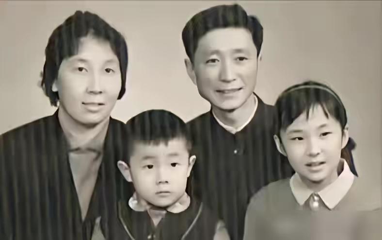 中央电视台体育解说员宋世雄和妻子钟瑞一起，退休后和子女在加拿大生活。钟瑞也是中央