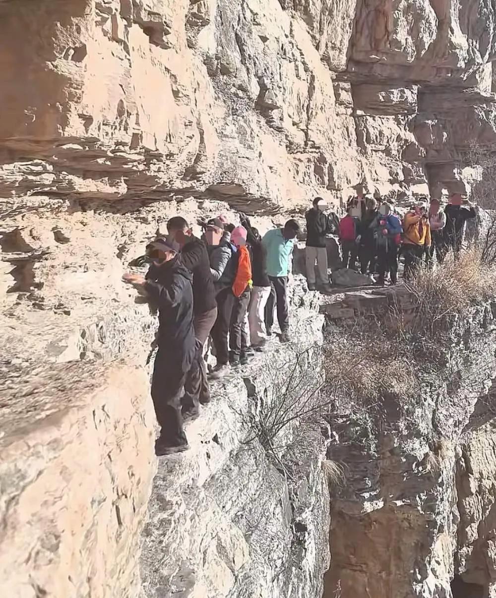 近日，一段网友发布的视频引发关注。视频中五六名驴友在无任何防护措施的情况下，正在