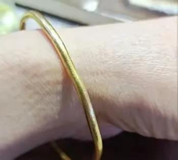 “防不胜防！”6月30日，浙江诸暨，一女子看小区有3人摆摊黄金加工，就拿来自己4