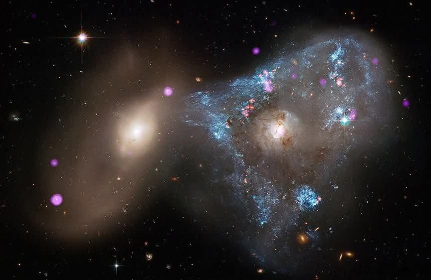 Arp143仍处于碰撞中期。猞猁座中的这对星系已经相互穿过，右侧的星系尚未从