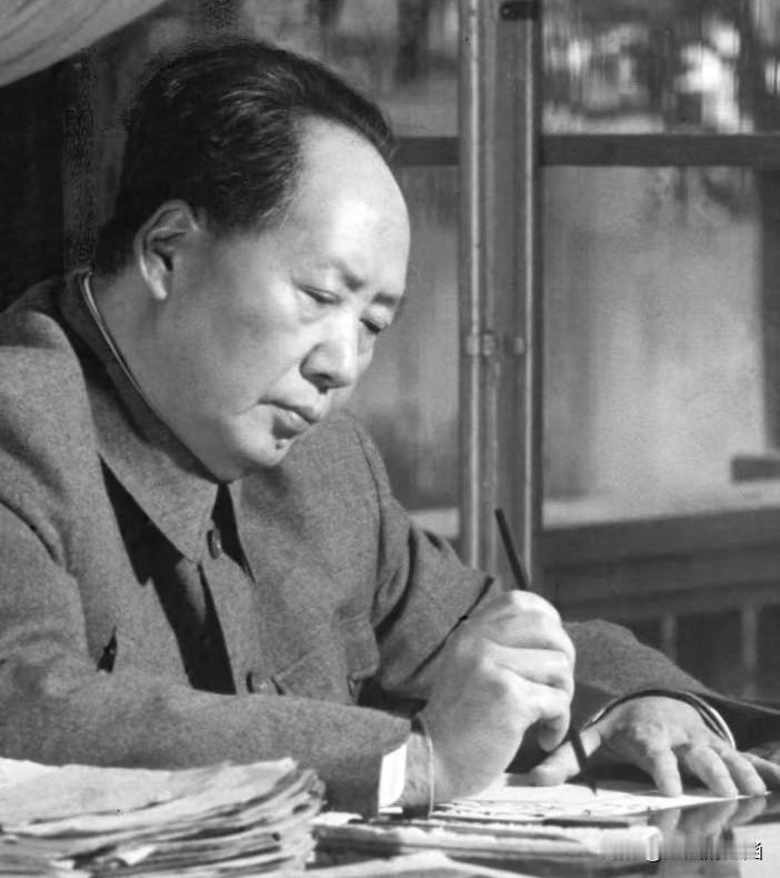 坦白说，纵观近代百年，如果没有毛主席，一切都无从谈起。当年正是毛主席率先认清