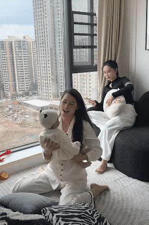 这么小的孩子，不能这么玩吧