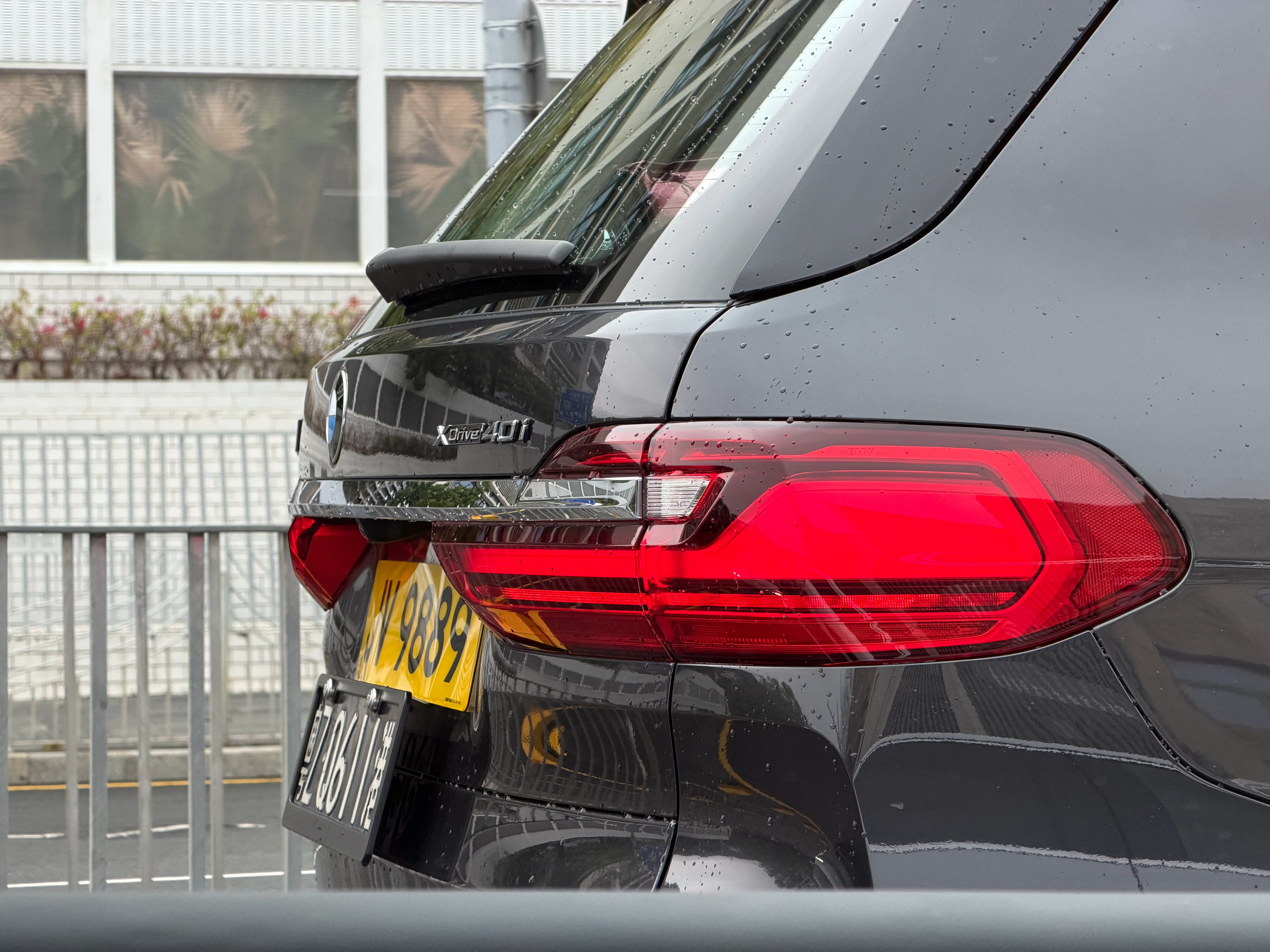 香港的车牌都是通过胶粘到车上的，少了螺丝看上去确实干净，那换车牌怎么办呢，热风枪