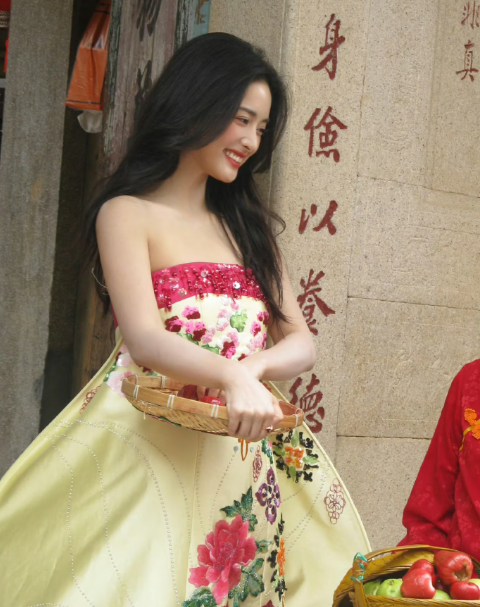 沈月真是太聪明了这次去泉州拍芭莎时尚大片，真的完全被她自己给惊艳到了原本以为