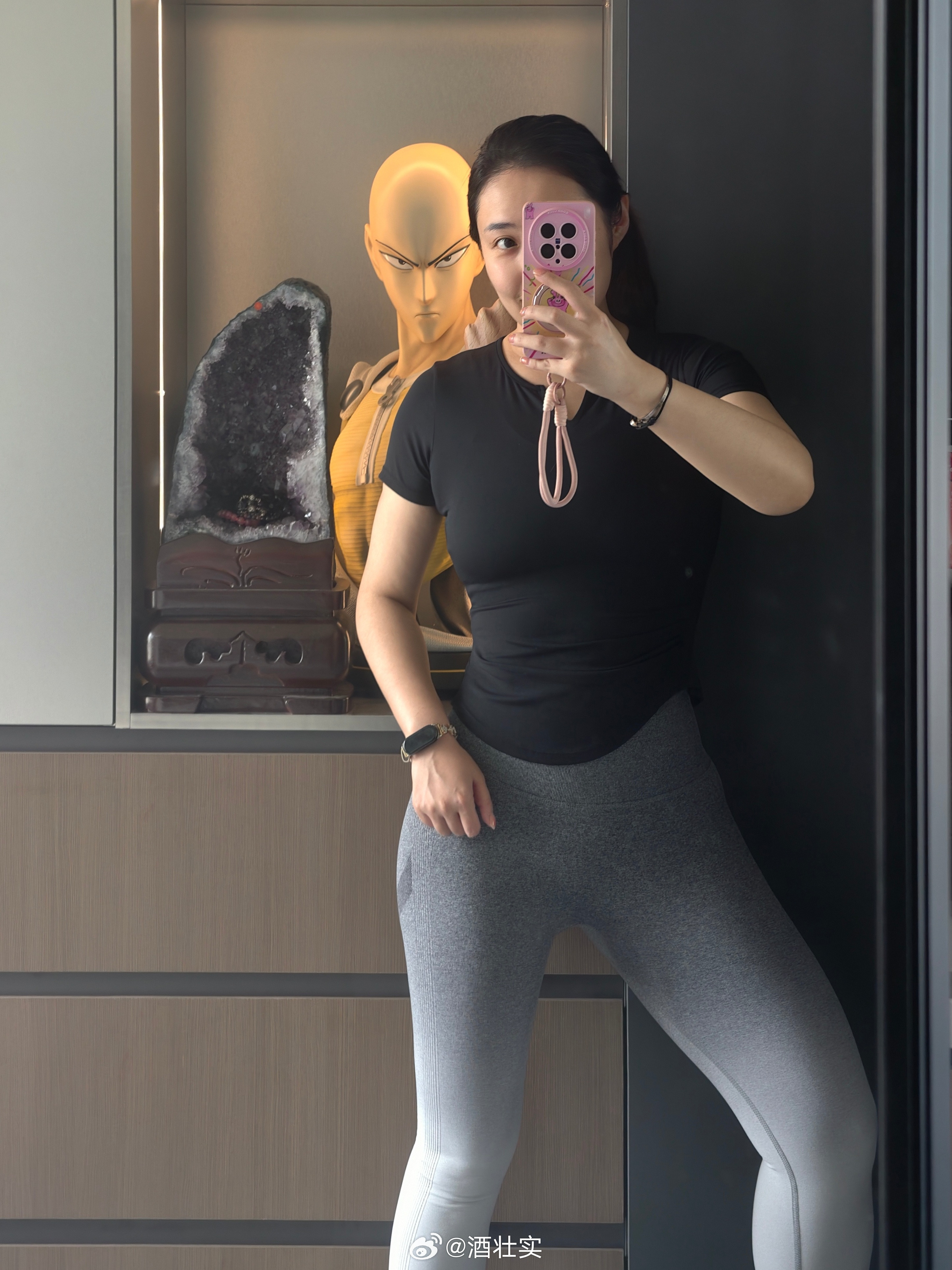 不要穿灰色裤子去健身房其实什么颜色都可以，就是不要像我一样肌肉力量实在巨大，把裤