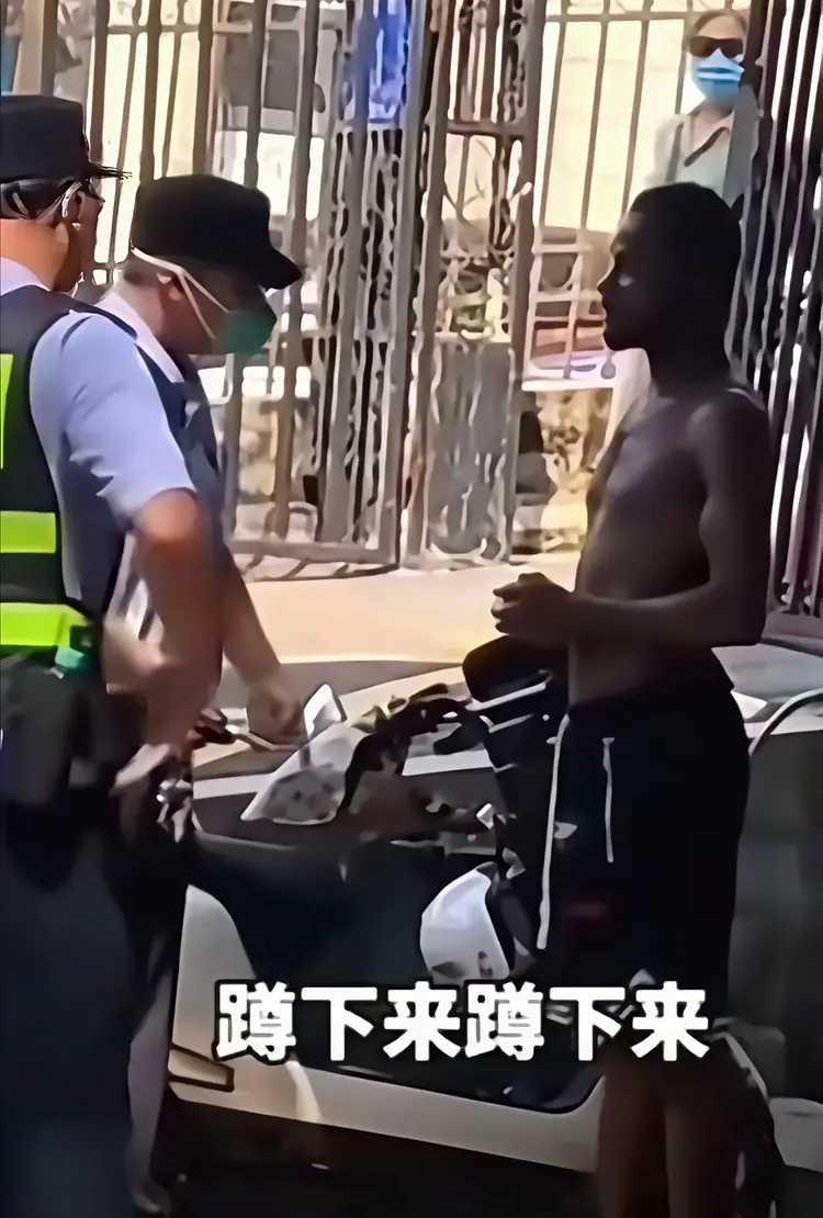一非洲人在我国某地无视法律，扰乱秩序。警察接警赶来，喝令其蹲下。这非洲人不但