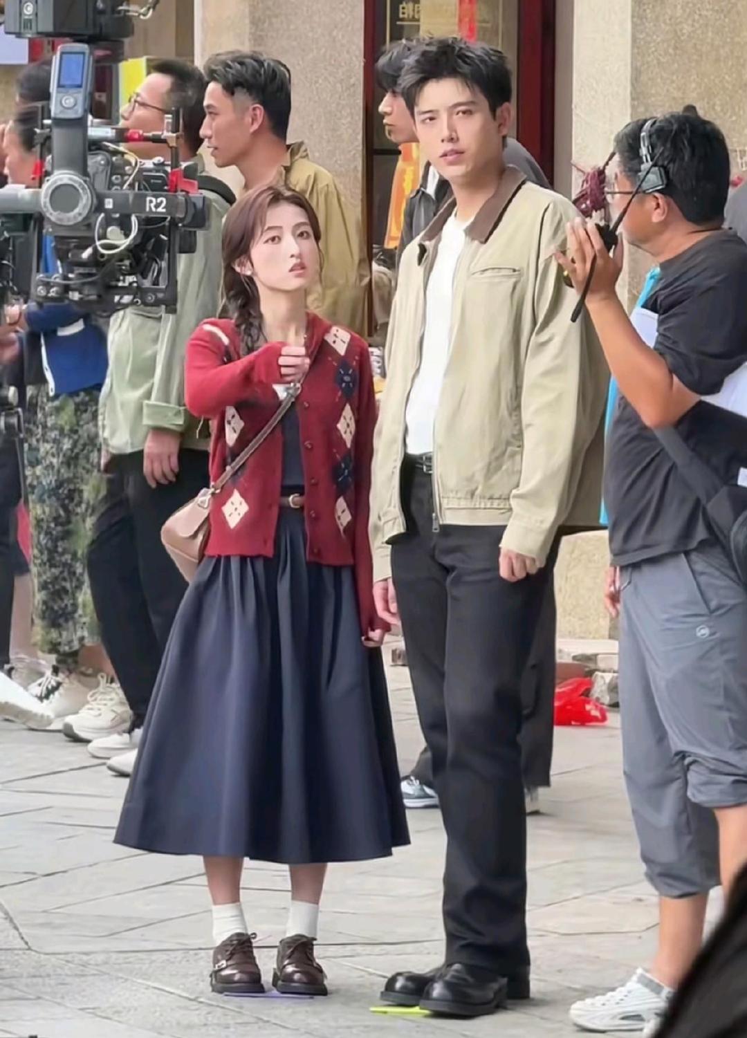 近距离看张子枫、陈飞宇《河清海晏》拍戏现场张子枫这身长裙，换成短裙会不会更好看，感觉有点压身高。她现