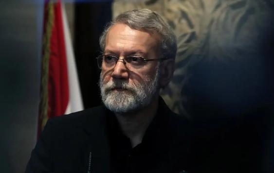 伊朗最高国家安全委员会秘书拉里贾尼坐在镜头前，神情比往常更凝重。他没绕弯子，直接