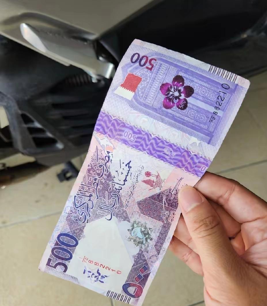 这张外币金额不小，不知道出自哪个国家？看样子也不值钱吧[笑着哭]