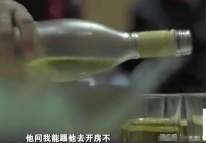 河北，一女子被村霸长期胁迫保持不正当关系。当晚，村霸醉酒后翻墙闯入女子家中，当着