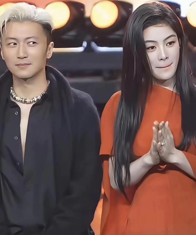 全网都在疯传谢霆锋看红裙陈丽君的眼神拉了丝。你真当这位大半生只牵王菲一双手的男人