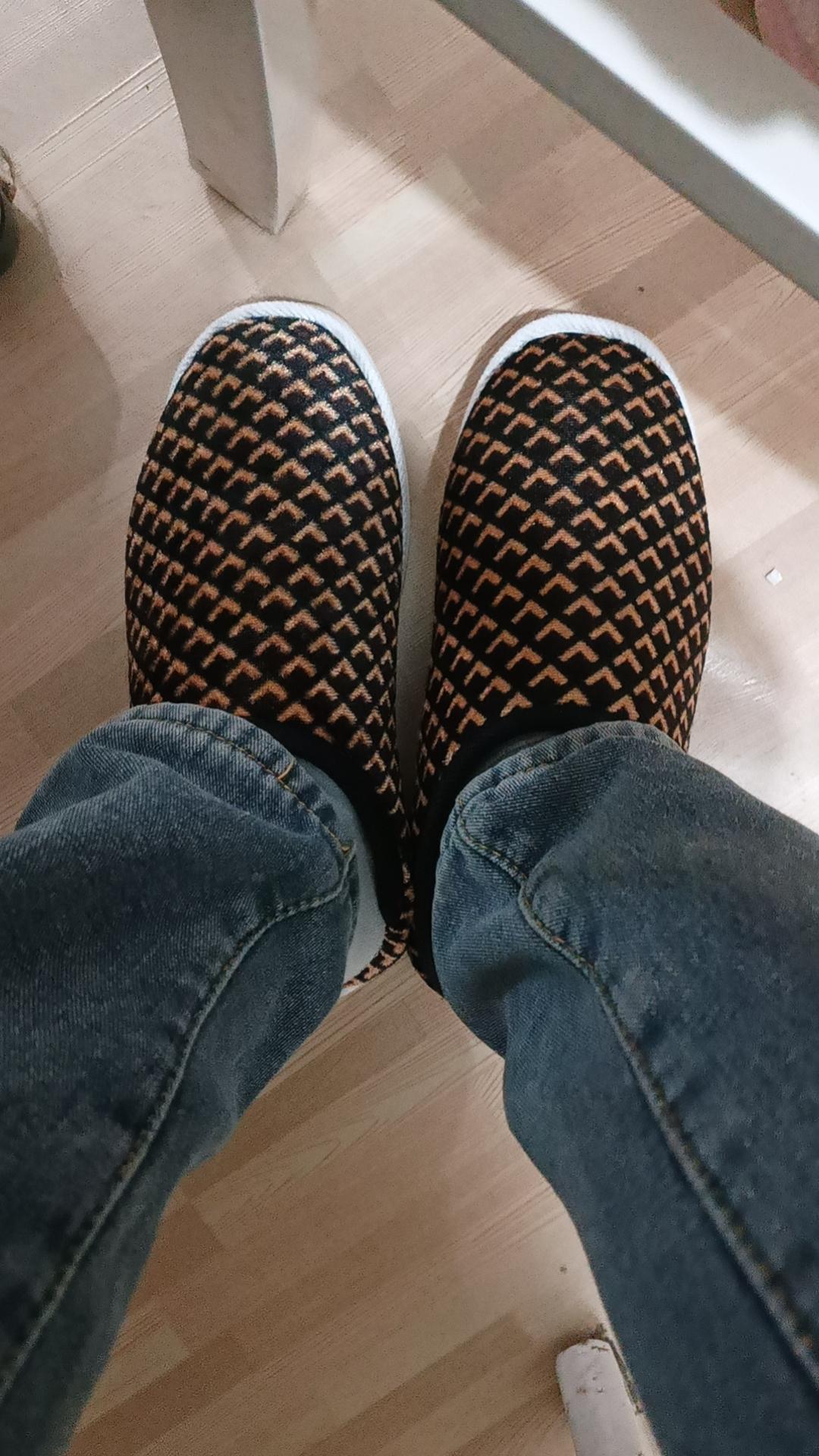 34岁的我已经开始穿这种鞋子了，花了6块5毛2的巨资，没有分期，也没有贷款，直接