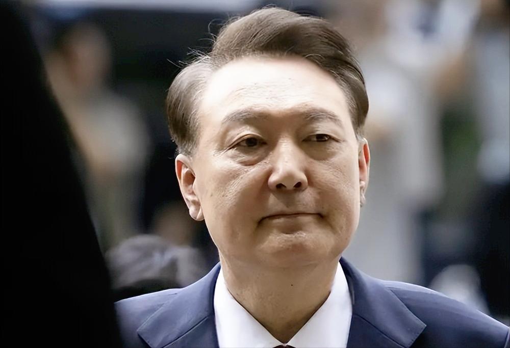 不是一般的离谱！最近尹锡悦直接被检察院以“内乱罪”起诉，并被爆为了攥紧权力居然干