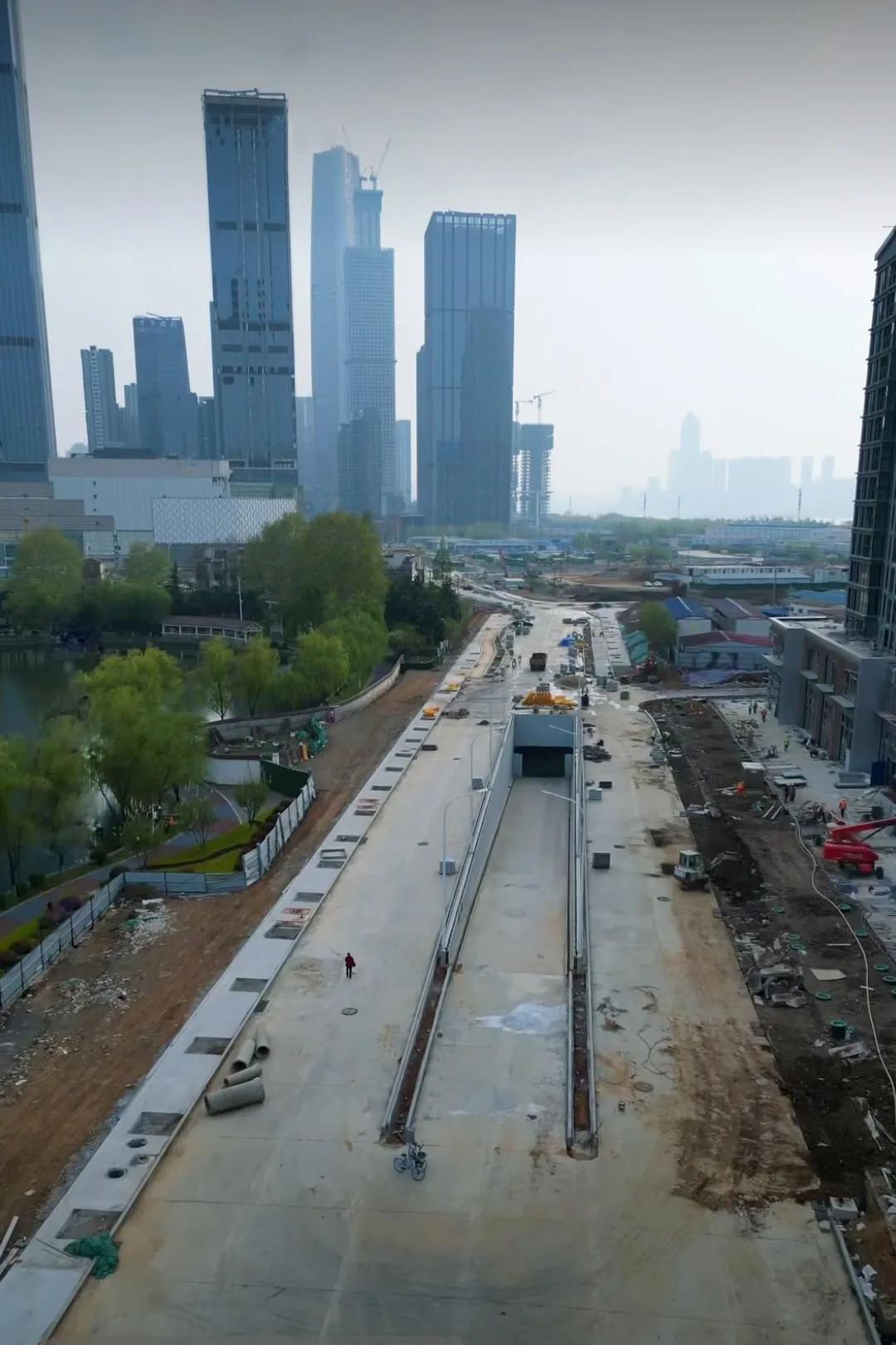 武昌滨江商务区的浩大工程——地下环路正在建设中，这个地下环路的多条匝道连接15个