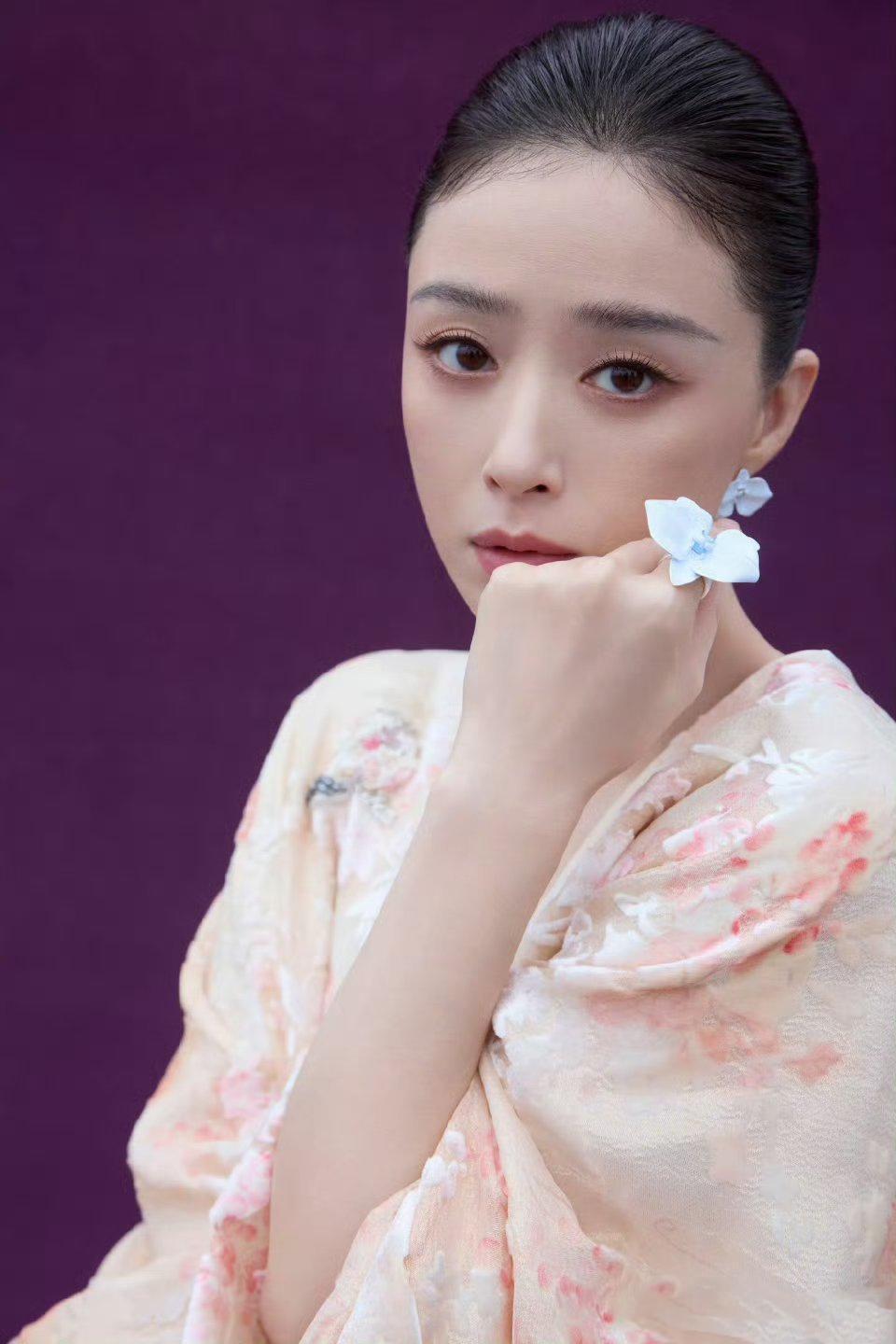 蒋欣瘦20斤：自律背后的坚韧与健康坚守最近，蒋欣成功瘦下20斤的消息刷爆网络