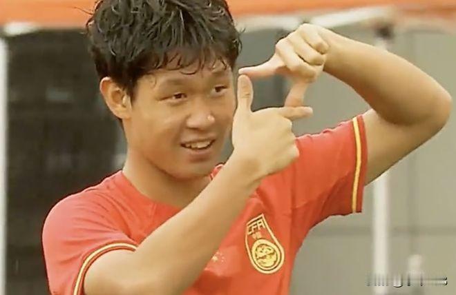 U16国足球员吴比乐在攻破韩国U16的球门后，模仿了韩国球星孙兴慜的按快门的招牌