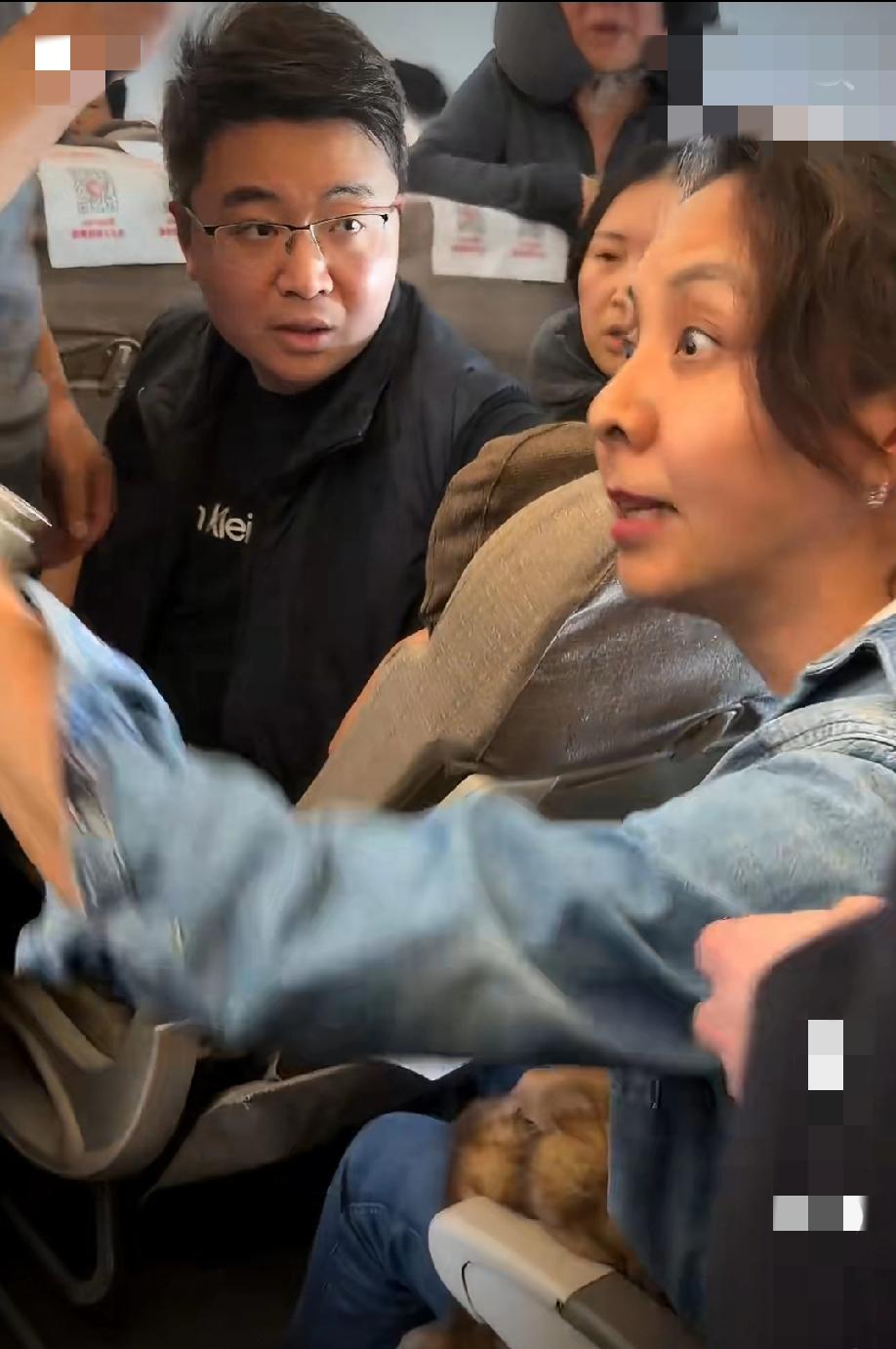 飞机上。前排眼镜男子座椅靠背放倒，惹后排女乘客不开心。旁边旅客好言相劝，引火烧身