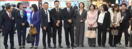 出发了，台湾地区立法机构负责人韩国瑜今天一大早就率由5名国民党立委、5名民进党立