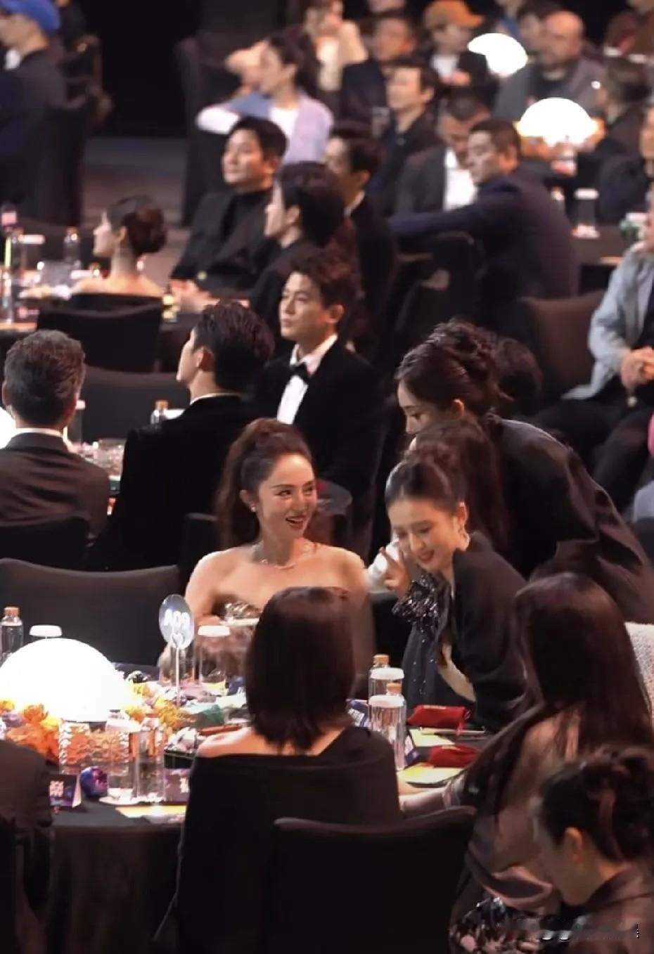 董璇带着女儿小酒窝参加微博之夜了没想到小酒窝比妈妈还火，就连杨幂都主动来合影了