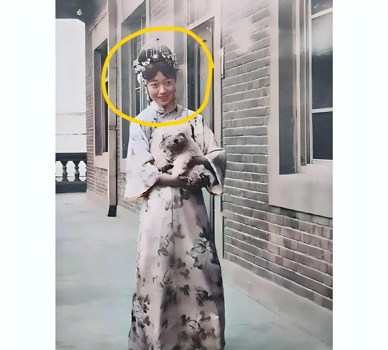 一张老照片，拍摄于1925年的天津，大家看看抱着小宠物的这位女子是谁？这并非演戏