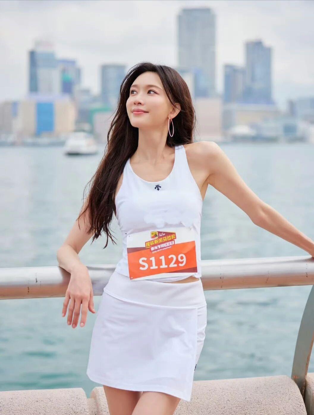 51岁林志玲被嘲一年后，马拉松生图打脸全网去年北影节红毯，林志玲缩脖子走小碎步，