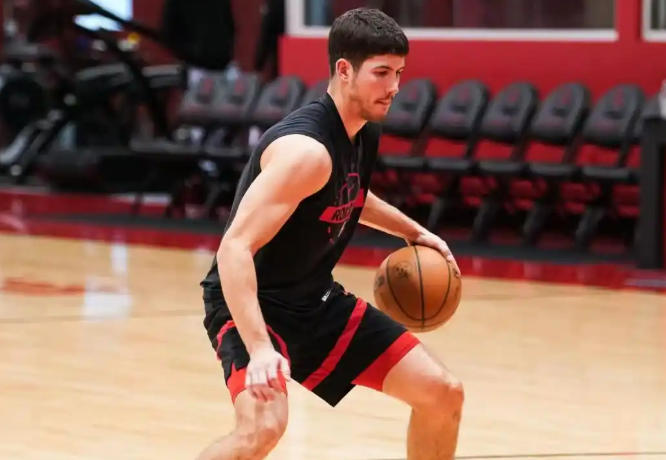 你们没看出来最大问题是谢泼德吗？我感觉到季后赛也是一样的，只要打这种强度局，给