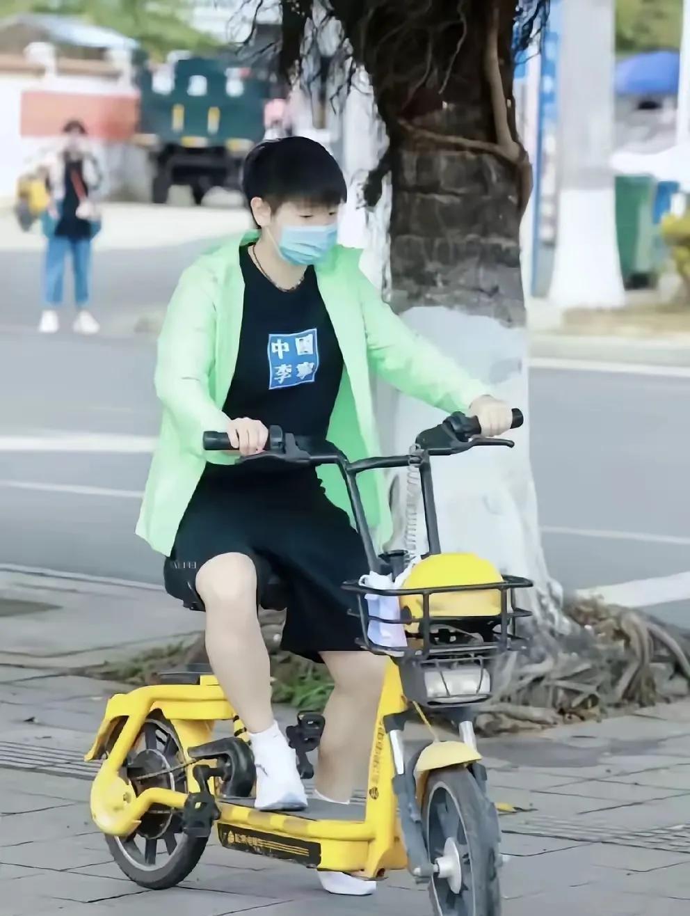 莎莎也太招人稀罕啦！出门她就骑个小电驴，太接地气了，完全没有那种高高在上的球星