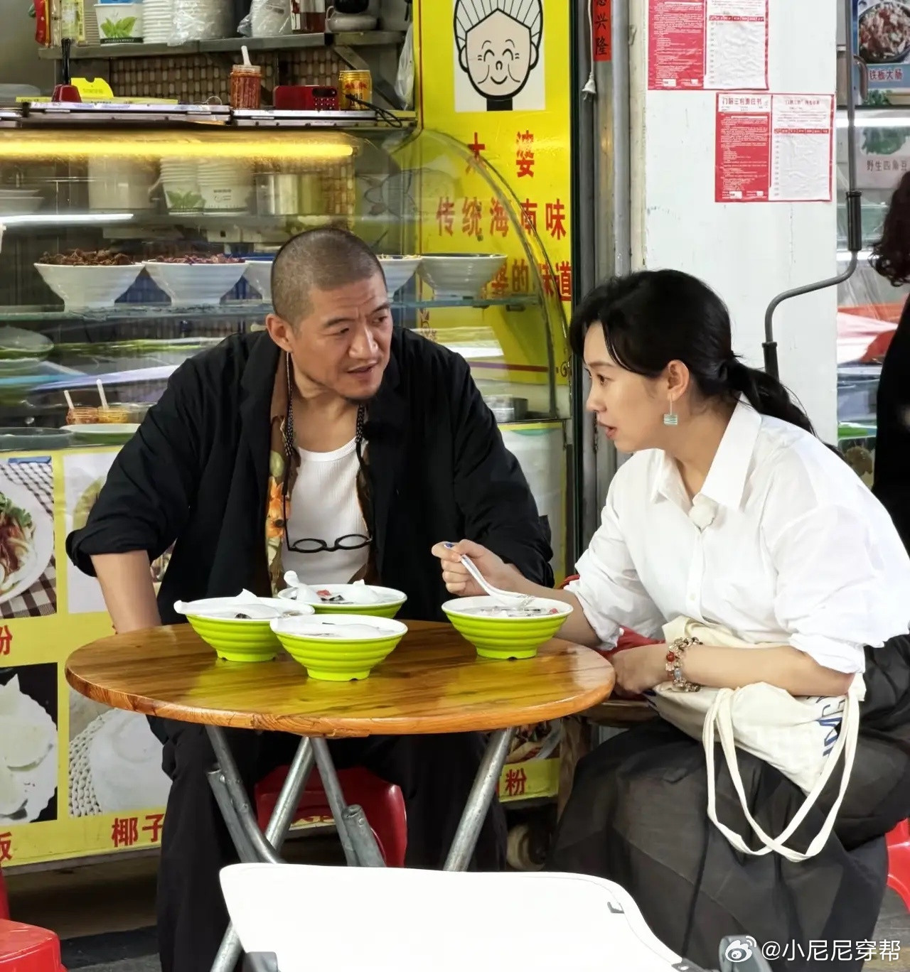 有网友在三亚偶遇余华老师，他和明星们在吃粉，估计是在录综艺节目！余华老师真的很有