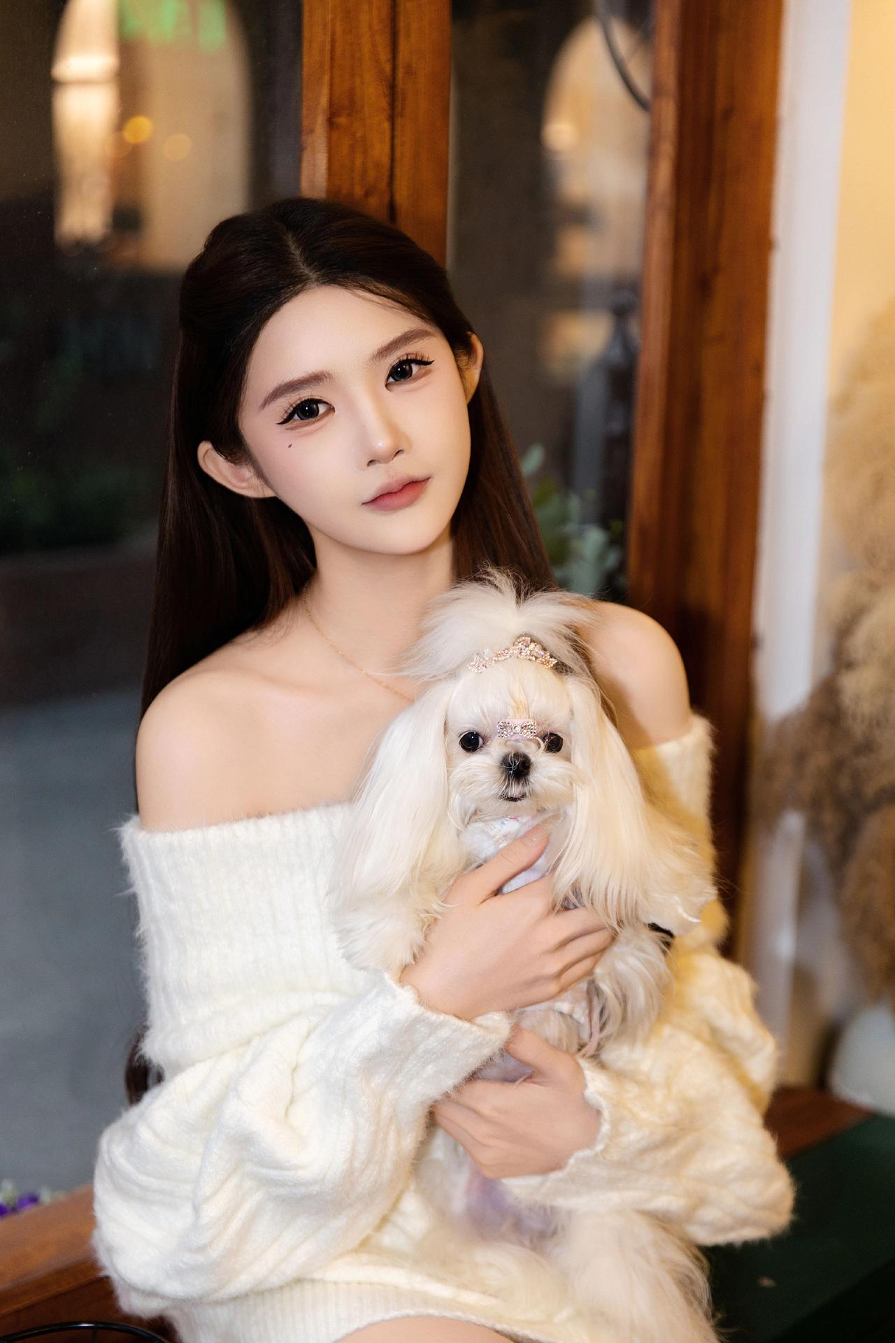 长沙约拍-一瓢咖啡馆模特：@yiyi设备：CanonEOSR62约拍