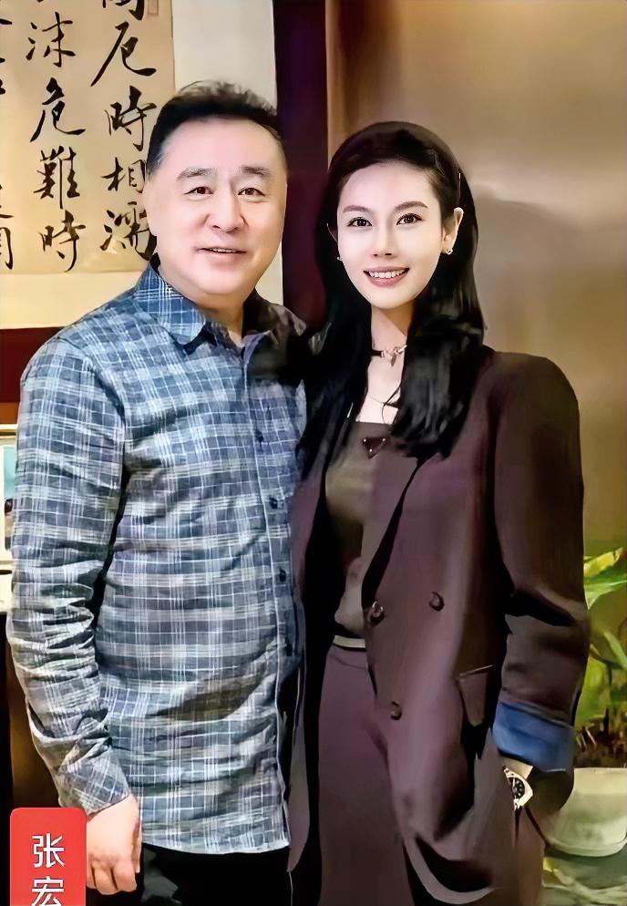 这个男士我认识，是《新闻联播》张宏民。旁边的女士是谁？气质美丽，是不是他老婆？