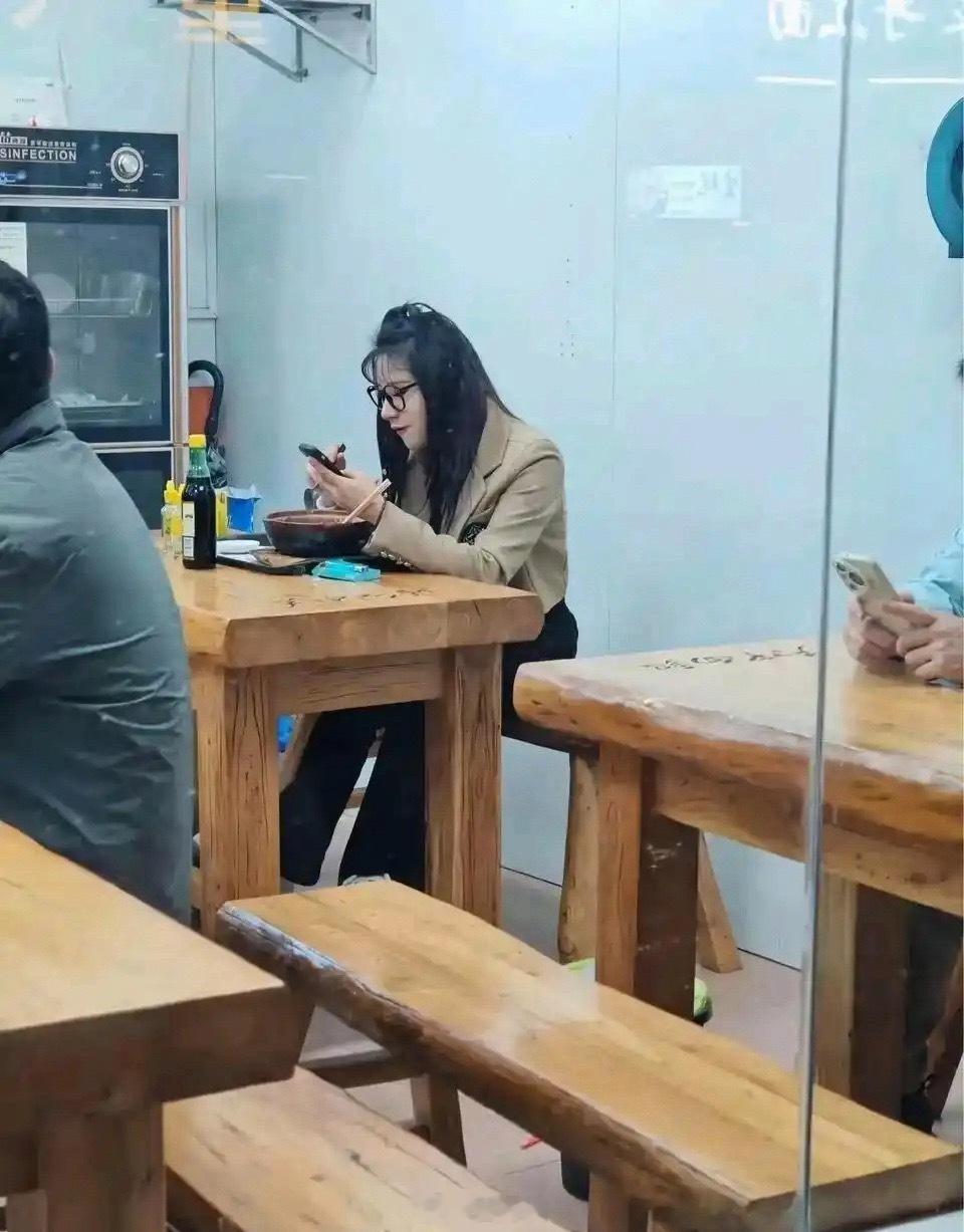 我要是这么放筷子，我妈能教育我三天三夜