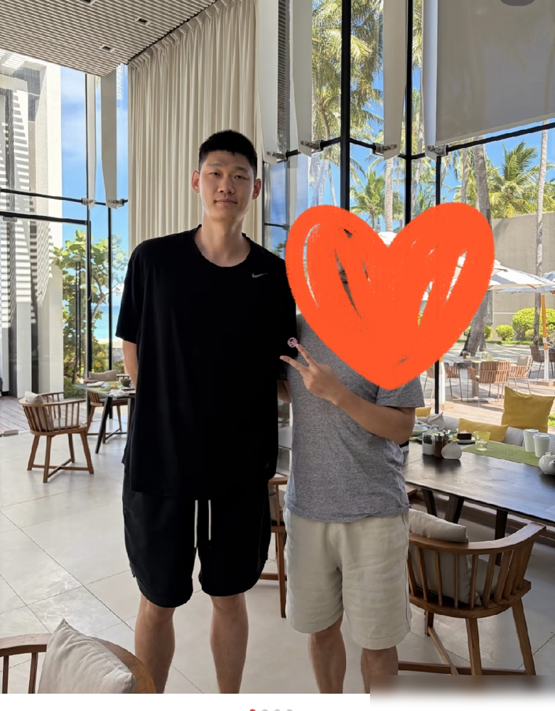 胡金秋输了球，转头就带着一家老小飞马尔代夫了。泳池边被球迷拉着合影，笑得挺松弛。亚运会那两场球，他都