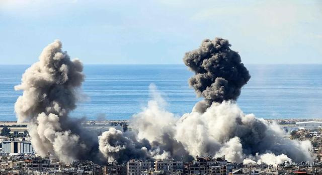 以色列轰炸，叙利亚8个师全撤，700人阵亡一夜之间，叙利