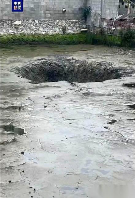 广西柳州那场地震，最让人后背发凉的，不是楼房摇晃的那几秒。而是震感消失后，大地
