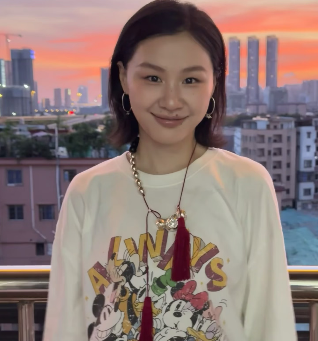 金靖产后复出，网友说她胖了。她回了一句话，评论区瞬间安静。2024年，金靖生子。三个月后复工，出镜被