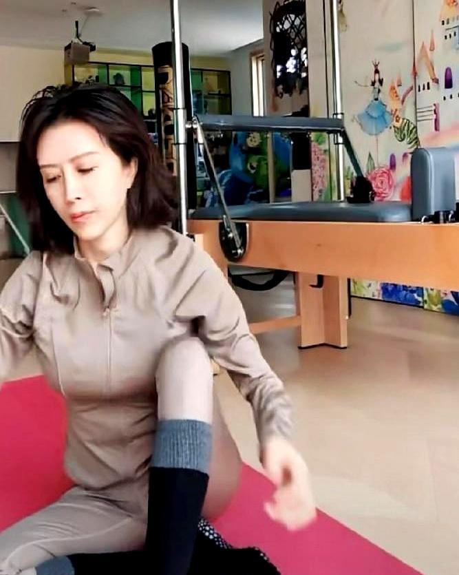 一场日常直播，墙皮泛黄、吊灯老派、家具偏中式，就被弹幕直接判“破产”？你们是真