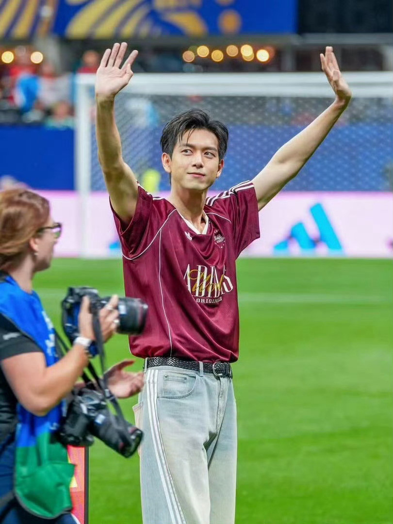 李现开球没转播李现开球没给镜头谁能给我科普一下，现哥是咋去的？有点帅怎么回事。