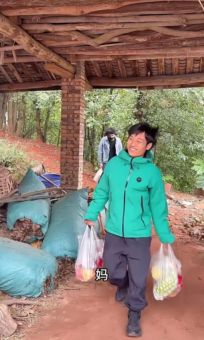 荒野求生凯旋！林北家境揭秘：墙壁未施粉饰，却凭此魅力圈粉无数历经荒野挑战的林北