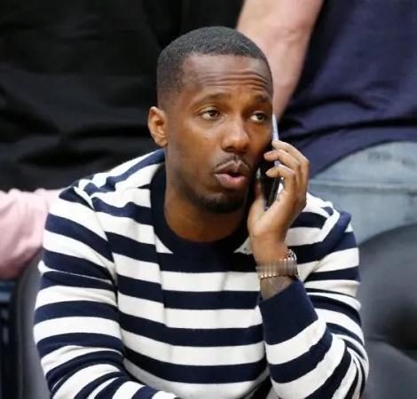 詹姆斯已经连续21年入选最佳阵容，这是NBA历史第一纪录。而如今，他的团队却在考