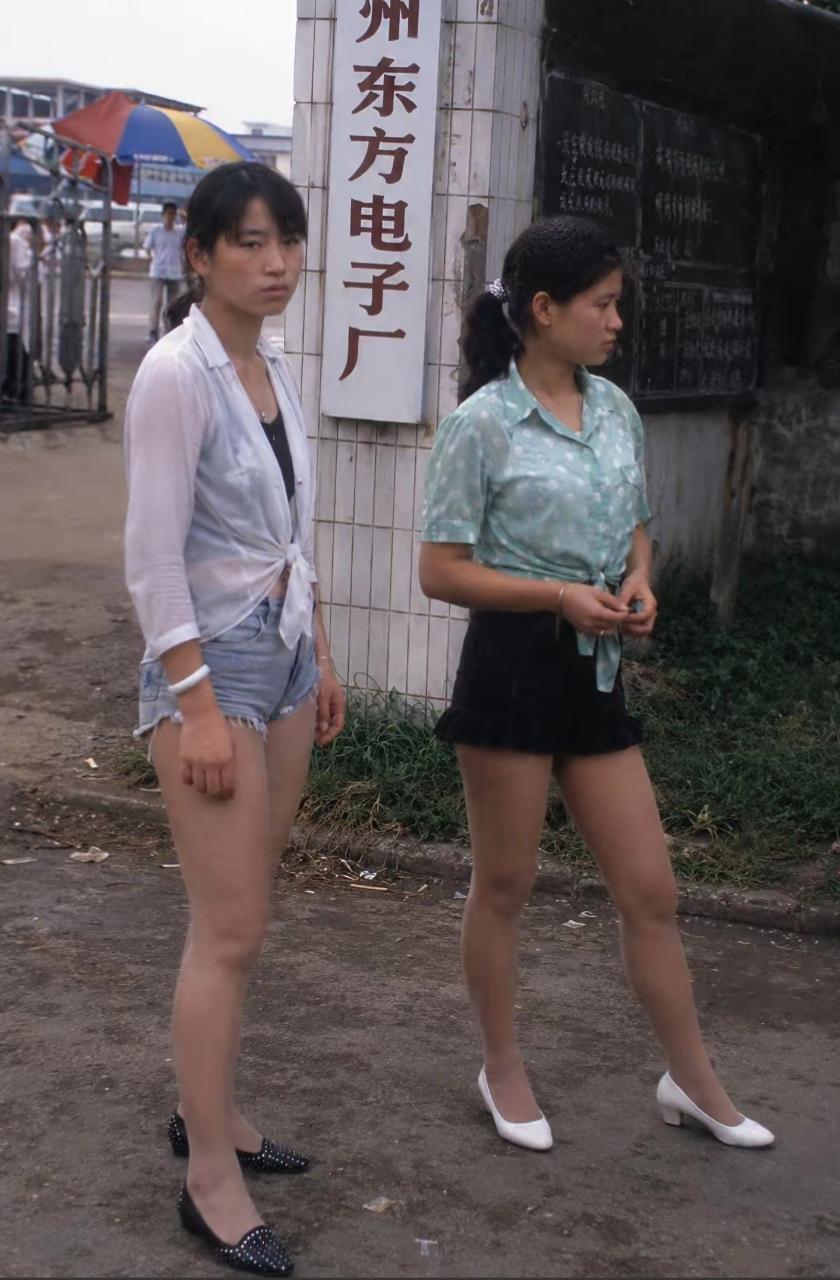 90年代女孩的穿搭放到现在都很潮！衬衫下摆打结，一下子就把随性时髦感拉满。这种