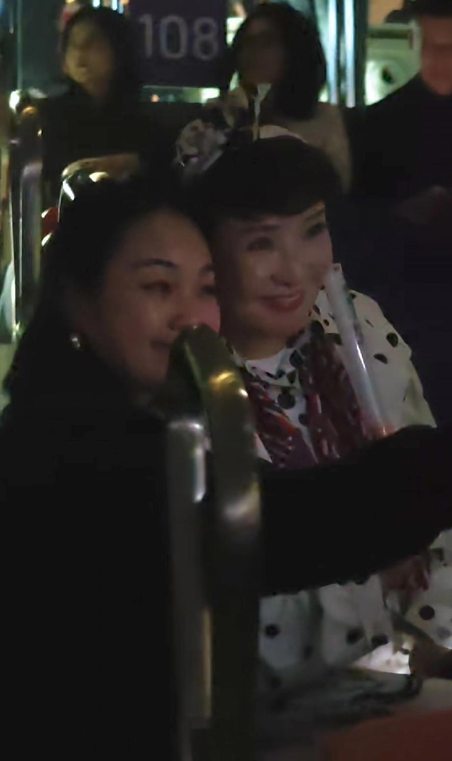 5月4日晚上，谢霆锋母亲狄波拉现身香港启德体育园助阵英皇25周年演唱会，依旧带着