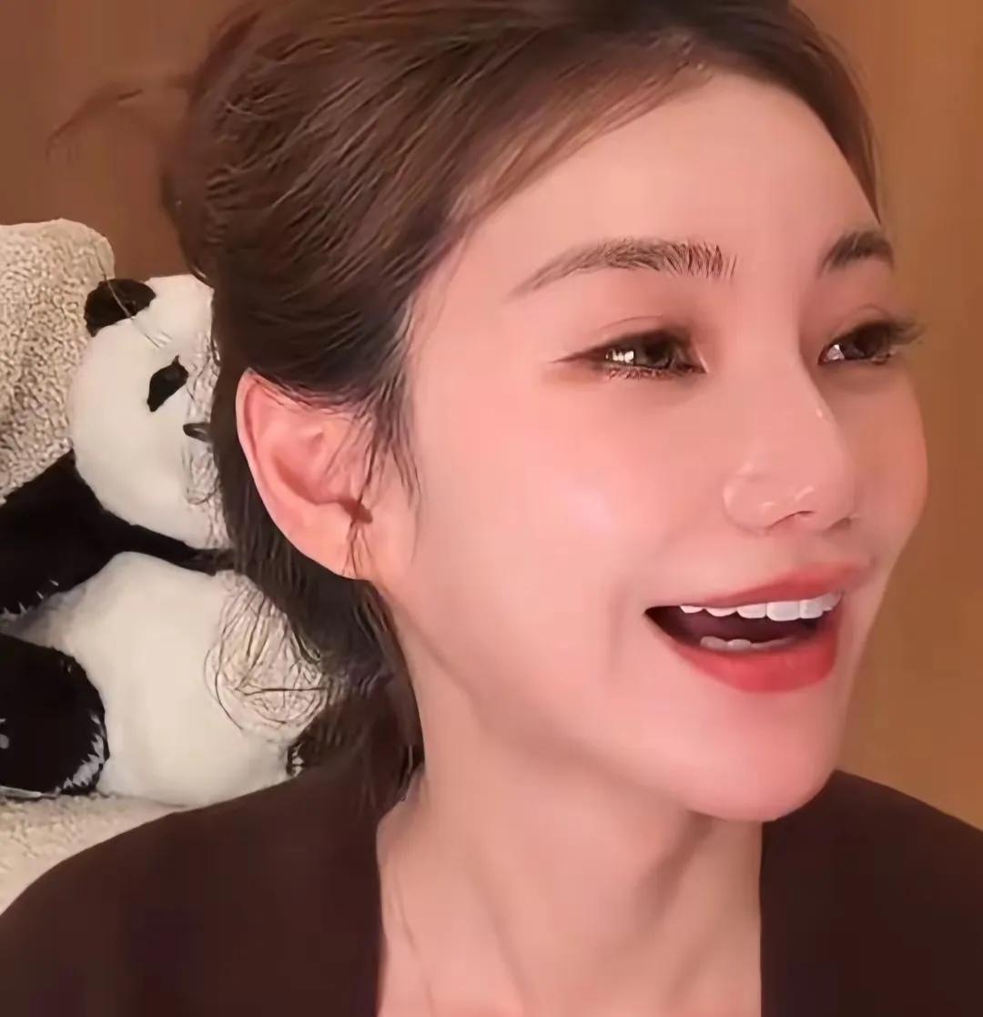 小梅彻底赢麻了，她是属于战在巨人的肩膀上直播的。有老公家手把手的指导，她的直播间