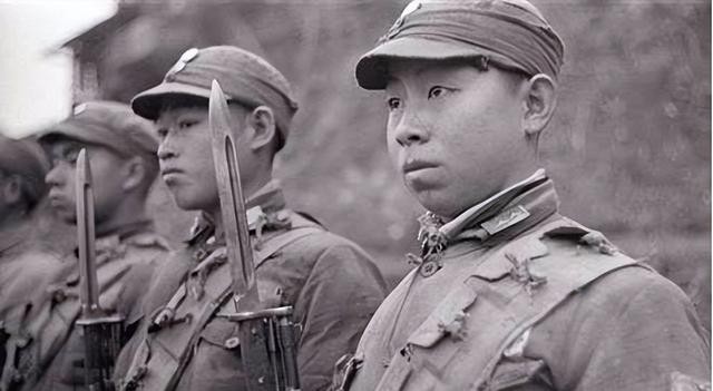 1951年，广西土匪头子被判死刑，然而就在被枪决前，他竟拿出一小瓶药水交给了监狱