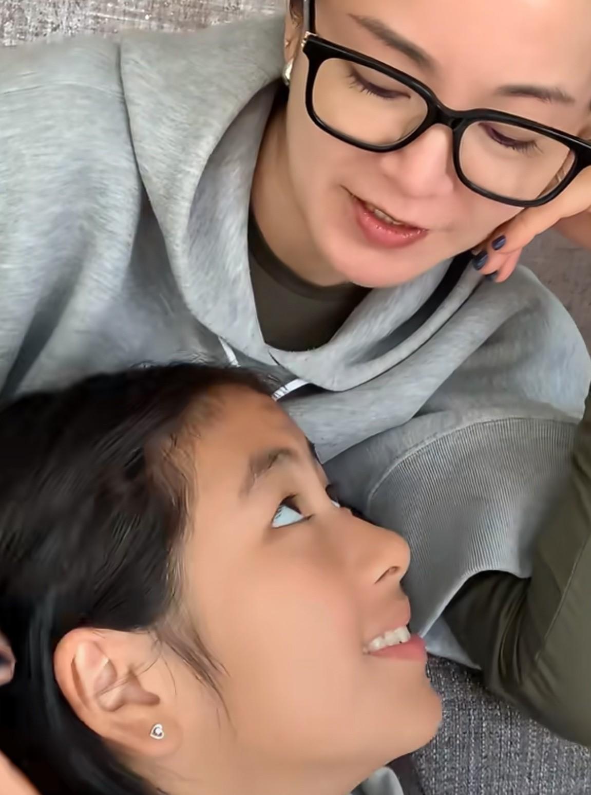 那些天天骂马筱梅晒孩子的网友，快来看看，大小s的姐妹阿雅今天高调晒女儿五一劳动照