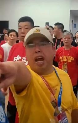 广厦球迷在北京队更衣室门前大骂北京队，居然一个广厦球迷胸前还戴着工作牌，不知道这