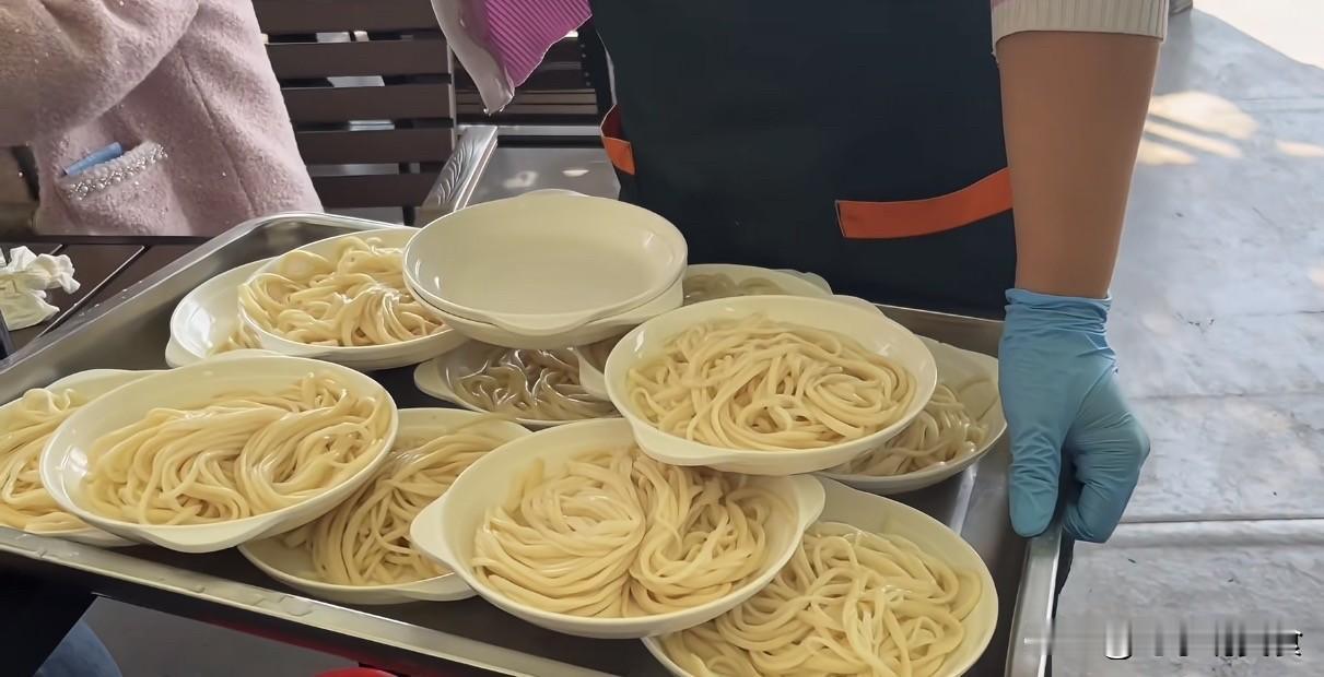 总说乌鲁木齐吃饭贵？对比完内地，才知道啥叫实在！老是听人吐槽乌鲁木齐吃饭物价