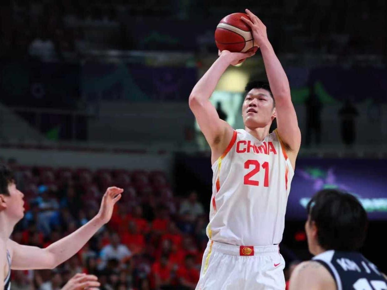 CBA最新消息：据知名篮球自媒体人麦穗丰在中国男篮比赛打完后发文谈到了胡金秋：“